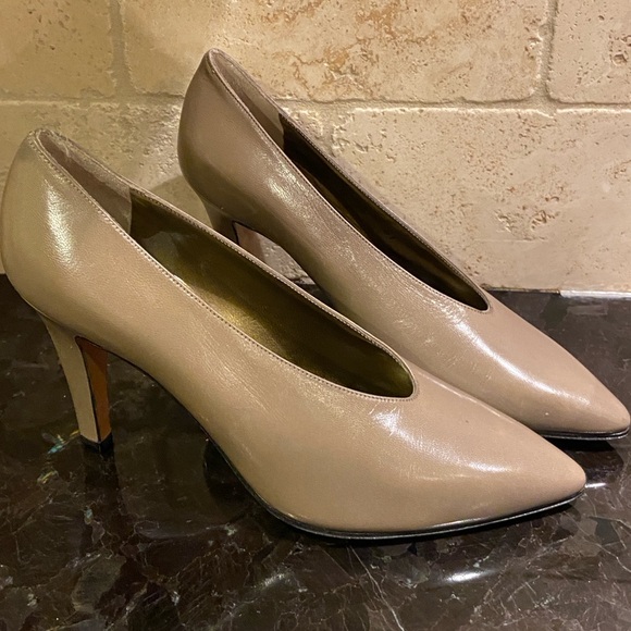 Yves Saint Laurent 80’s Tan Leather Courts Heels Pumps 6 M Italy VTG - Picture 7 of 7